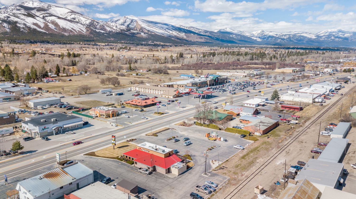 Hamilton Pizza Hut Parking Lot: 1006 N 1st St, Hamilton, MT 59840